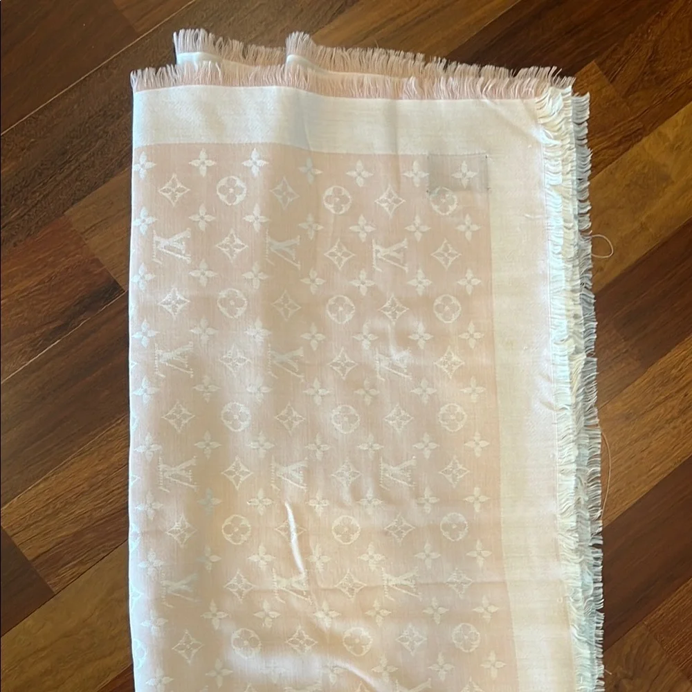 Louis Vuitton Elegant light pink Fringed Scarf - Picture 4 of 5